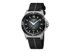 Mühle Glashütte Sportivo  Großdatum Automatik Edelstahl 42,5mm schwarzes Zifferblatt schwarz-graues Textilband – Herrenuhren Uhr mit Datum aus Edelstahl, Keramik und Leder. Das Gehäuse ist rund und silber. Das Textilarmband ist schwarz. Das Zifferblatt ist arabisch Index und schwarz.