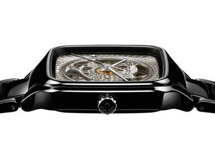 Rado True Square x Kunihiko Morinaga Special Edition Automatik schwarze Keramik 38mm photochromes Zifferblatt schwarzes Keramikband – Herrenuhren Uhr ohne Datum aus Keramik und Titan. Das Gehäuse ist quadratisch und schwarz. Das Keramikarmband ist schwarz. Der Zifferblatt ist ohne Zeichen. – Ansicht 3