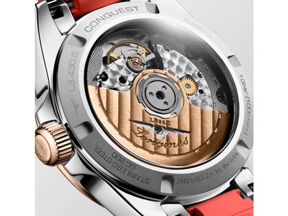 Longines Conquest Automatik Edelstahl 34mm silberfarbenes Zifferblatt orangefarbenes Kautschukband – Damenuhren Uhr mit Datum aus 750 Rotgold, Edelstahl und Kautschuk. Das Gehäuse ist rund und silber. Das Kautschuk / Kunststoff / Silikon Armband ist orange. Das Zifferblatt ist ein Index in silber. – Ansicht 4