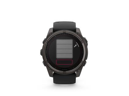 Garmin fenix 8 51mm Sapphire Solar faserverstärktes Polymer Titan carbongrau beschichtet schwarzes Kautschukband – Herrenuhren Uhr Multifunktion aus DLC beschichtet, Kautschuk und Titan. Das Gehäuse ist rund und grau. Das Kautschuk / Kunststoff / Silikon Armband ist schwarz. Das Zifferblatt ist digital und schwarz. – Ansicht 2