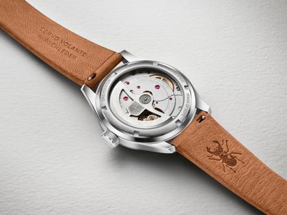 Oris Big Crown Wings of Hope Limited Edition Automatik Edelstahl 40mm weißes Zifferblatt braunes Lederband – Herrenuhren Uhr ohne Datum aus Edelstahl und Leder. Das Gehäuse ist rund und silber. Das Lederarmband ist braun. Das Zifferblatt ist arabisch und weiß. – Ansicht 3