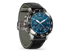 Garmin MARQ Aviator Gen 3 Titan 47mm digitales Display schwarzes Lederband – Herrenuhren Uhr Multifunktion aus Keramik, Leder und Titan. Das Gehäuse ist rund und grau. Das Lederarmband ist schwarz. Der Zifferblatt ist digital. – Ansicht 5