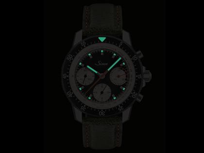 Sinn Spezialuhren 103 St Ty Hd Limited Edition Chronograph Handaufzug Edelstahl 41mm schwarzes Zifferblatt grünes Lederband – Herrenuhren Chronograph aus Edelstahl und Leder. Das Gehäuse ist rund und silber. Das Lederarmband ist grün. Das Zifferblatt ist arabisch Index und schwarz. – Ansicht 5