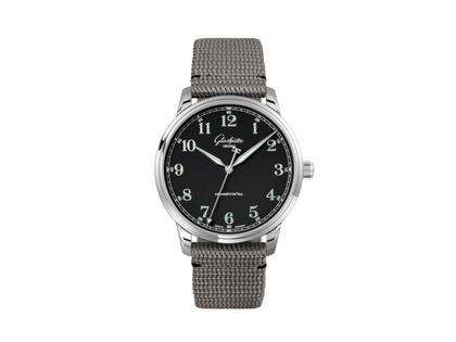 Glashütte Original Senator Excellence Automatik Edelstahl 40mm schwarzes Zifferblatt graues Textilband – Herrenuhren Uhr ohne Datum aus Edelstahl. Das Gehäuse ist rund und silber. Das Textilarmband ist grau. Das Zifferblatt ist römisch Index und schwarz.