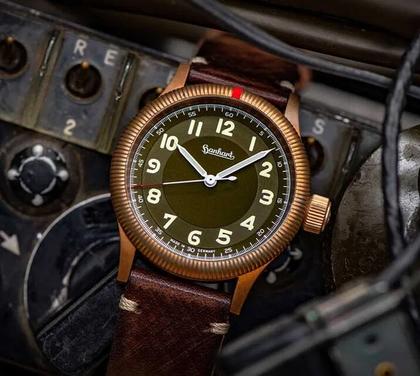 Hanhart Pioneer One Bronze grünes Zifferblatt Limited Edition – Herrenuhren Uhr mit Datum aus Bronze und Edelstahl. Das Gehäuse ist rund und roségold. Das Lederarmband ist braun. Das Zifferblatt ist arabisch und grün. – Ansicht 4