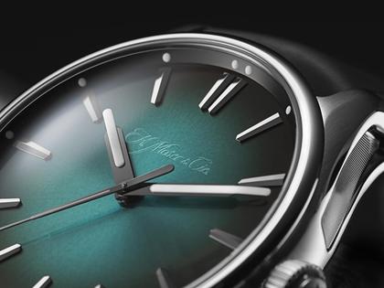 H. Moser & Cie. Pioneer Centre Seconds Fumé Blue Lagoon Mega Cool Automatik Edelstahl 42,8mm türkises Zifferblatt türkises Textilband – Herrenuhren Uhr ohne Datum aus Edelstahl. Das Gehäuse ist rund und silber. Das Textilarmband ist schwarz. Das Zifferblatt ist ein Index in grün. – Ansicht 4