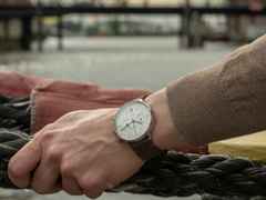 Sternglas Hamburg Chrono Quarz Edelstahl 42mm weißes Zifferblatt braunes Lederband – Herrenuhren Chronograph aus Edelstahl. Das Gehäuse ist rund und silber. Das Lederarmband ist braun. Das Zifferblatt ist arabisch Index und weiß. – Ansicht 9