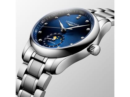 Longines Master Collection Automatik Edelstahl 34mm blaues Zifferblatt mit Diamanten Metallband – Damenuhren Uhr mit Datum aus Edelstahl. Das Gehäuse ist rund und silber. Das Edelstahlarmband ist silber. Das Zifferblatt ist ein Index in blau. – Ansicht 4