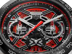 TAG Heuer Carrera Chronograph Extreme Sport Automatik Titan 44mm skelettiertes Zifferblatt Metallband – Herrenuhren Chronograph aus Keramik und Titan. Das Gehäuse ist rund und silber. Das Edelstahlarmband ist silber. Das Zifferblatt ist skelettiert und rot. – Ansicht 5
