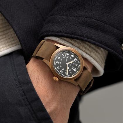 Hamilton Khaki Field Mechanical Handaufzug Bronze 38mm schwarzes Zifferblatt braunes Lederband – Herrenuhren Uhr ohne Datum aus Bronze. Das Gehäuse ist rund und braun. Das Lederarmband ist braun. Das Zifferblatt ist arabisch Index und braun. – Ansicht 5