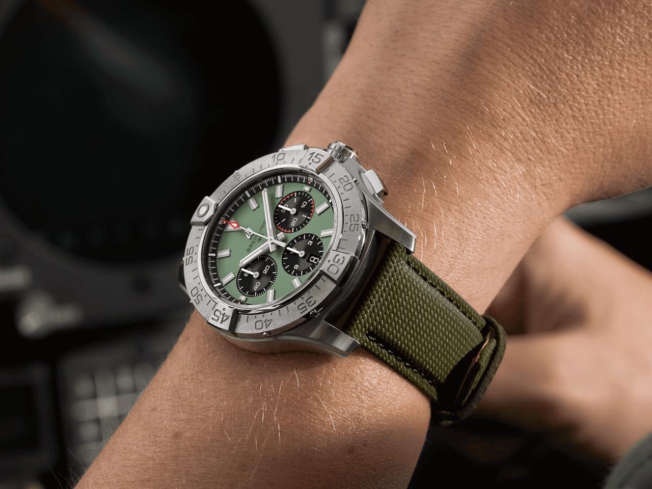 Breitling Avenger B01 Chronograph 44 Automatik Edelstahl grünes Zifferblatt olivgrünes Lederband – Herrenuhren Chronograph aus Edelstahl und Leder. Das Gehäuse ist rund und silber. Das Lederarmband ist grün. Das Zifferblatt ist ein Index in grün. – Ansicht 5