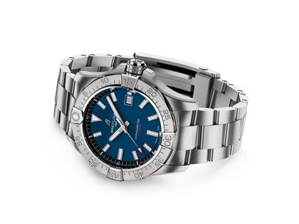 Breitling Avenger Automatik 42 Edelstahl blaues Zifferblatt Metallband – Herrenuhren Uhr mit Datum aus Edelstahl. Das Gehäuse ist rund und silber. Das Edelstahlarmband ist silber. Das Zifferblatt ist ein Index in blau. – Ansicht 3