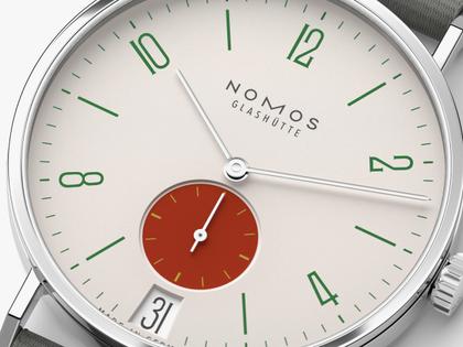 Nomos Glashütte Tangente 38 Datum "175 Years Watchmaking - Stop" Handaufzug Edelstahl cremeweißes Zifferblatt graues Textilband Glasboden – Herrenuhren Uhr mit Datum aus Edelstahl. Das Gehäuse ist rund und silber. Das Textilarmband ist grau. Das Zifferblatt ist arabisch Index und beige. – Ansicht 4