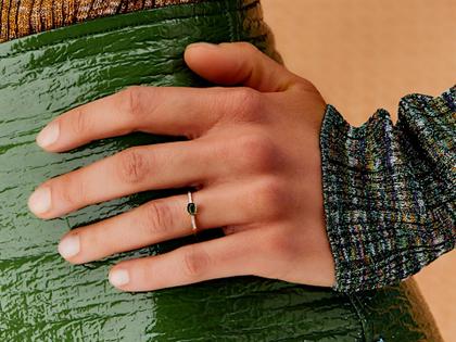 Nanis Dancing in the Rain Tourmalines Ring Gelbgold grüner Turmalin klein – Ringe Ring mit Besatz aus 750 Gelbgold. – Ansicht 3