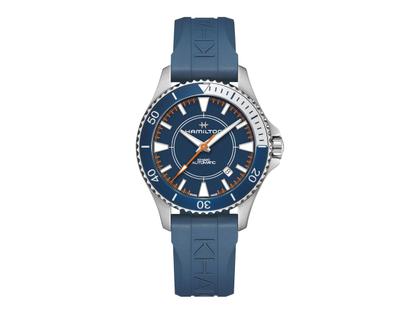 Hamilton Khaki Navy x Syroco Special Edition Automatik Edelstahl 40mm blaues Zifferblatt blaues Kautschukband – Herrenuhren Uhr mit Datum aus Edelstahl und Kautschuk. Das Gehäuse ist rund und silber. Das Kautschuk / Kunststoff / Silikon Armband ist blau. Das Zifferblatt ist ein Index in blau.
