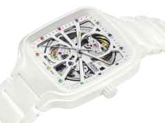 Rado True Square Open Heart Automatik Keramik 38mm weißes Zifferblatt weißes Keramikband – Herrenuhren Uhr ohne Datum aus Keramik, rhodiniert und Titan. Das Gehäuse ist quadratisch und weiß. Das Keramikarmband ist weiß. Das Zifferblatt ist skelettiert und weiß. – Ansicht 2