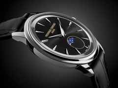 Frederique Constant Classics Moneta Moonphase Quarz 37mm schwarzes Zifferblatt schwarzes Lederband – Herrenuhren Uhr ohne Datum aus Edelstahl und Leder. Das Gehäuse ist rund und silber. Das Lederarmband ist schwarz. Das Zifferblatt ist ein Index in schwarz. – Ansicht 3