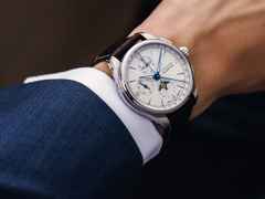 Union Glashütte Belisar Chronograph Mondphase Automatik Edelstahl 42mm weißes Zifferblatt braunes Lederband – Herrenuhren Chronograph aus Edelstahl. Das Gehäuse ist rund und silber. Das Lederarmband ist braun. Das Zifferblatt ist arabisch Index und weiß. – Ansicht 4