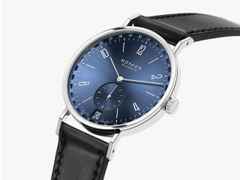 Nomos Glashütte Tangente 2date Handaufzug Edelstahl 38mm blaues Zifferblatt schwarzes Lederband Glasboden – Herrenuhren Uhr mit Datum aus Edelstahl und Leder. Das Gehäuse ist rund und silber. Das Lederarmband ist schwarz. Das Zifferblatt ist arabisch Index und blau. – Ansicht 5