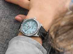 Breitling Chronomat Automatic 36 Edelstahl blaues Zifferblatt mit Brillanten schwarzes Kautschukband – Damenuhren Uhr mit Datum aus 750 Weißgold, Edelstahl und Kautschuk. Das Gehäuse ist rund und silber. Das Kautschuk / Kunststoff / Silikon Armband ist schwarz. Das Zifferblatt ist ein Index in blau. – Ansicht 5