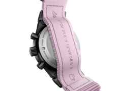 Porsche Design Chronograph 1 - F.A.T. 2025 Edition – Herrenuhren Chronograph aus Titan und Titancarbid beschichtet. Das Gehäuse ist rund und schwarz. Das Titanarmband ist schwarz. Das Zifferblatt ist ein Index in weiß. – Ansicht 7