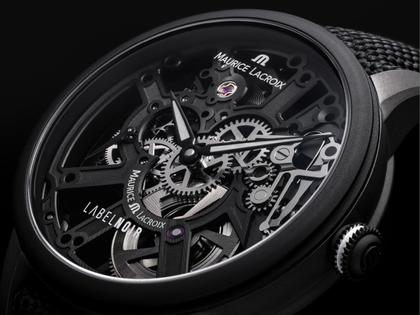 Maurice Lacroix Masterpiece Skeleton Label Noir Handaufzug Edelstahl Schwarz-DLC 43mm schwarzes Zifferblatt schwarzes Textilband – Herrenuhren Uhr ohne Datum aus DLC beschichtet, Edelstahl und PVD beschichtet. Das Gehäuse ist rund und schwarz. Das Textilarmband ist schwarz. Das Zifferblatt ist skelettiert und schwarz. – Ansicht 6
