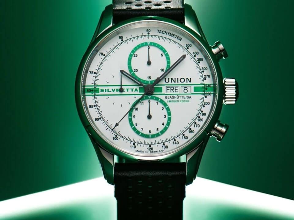 Union Glashütte Viro Chronograph Silvretta Classic 2022 Limited Edition Automatik Edelstahl 44mm weiß-grünes Zifferblatt schwarzes Lederband – Herrenuhren Chronograph aus Edelstahl. Das Gehäuse ist rund und silber. Das Lederarmband ist schwarz. Das Zifferblatt ist ein Index in grün. – Ansicht 5