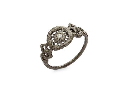 Brigitte Adolph Jewellery Design Turandot Ring Silber schwarz rhodiniert 9mm mit Brillant champagner – Ringe Ring mit Besatz in schwarz und aus 925 Silber und rhodiniert.