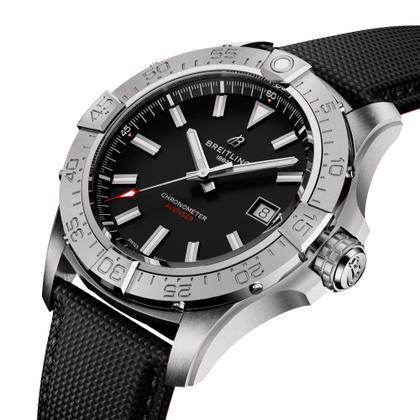 Breitling Avenger Automatik 42 Edelstahl schwarzes Zifferblatt schwarzes Lederband – Herrenuhren Uhr mit Datum aus Edelstahl und Leder. Das Gehäuse ist rund und silber. Das Lederarmband ist schwarz. Das Zifferblatt ist ein Index in schwarz. – Ansicht 2