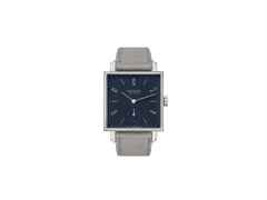 Nomos Glashütte Tetra Sinfonie Fidelio Handaufzug Edelstahl 29mm blaues Zifferblatt graues Lederband – Damenuhren Uhr ohne Datum aus Edelstahl. Das Gehäuse ist quadratisch und silber. Das Lederarmband ist grau. Das Zifferblatt ist arabisch Index und blau.