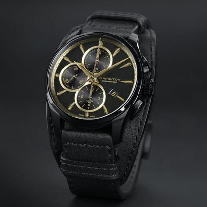 Hamilton Jazzmaster Auto Chrono Edelstahl PVD-Schwarz 42mm schwarz-goldenes Zifferblatt schwarzes Lederband – Herrenuhren Chronograph aus Edelstahl, Leder und PVD beschichtet. Das Gehäuse ist rund und schwarz. Das Lederarmband ist schwarz. Das Zifferblatt ist ein Index in schwarz. – Ansicht 5