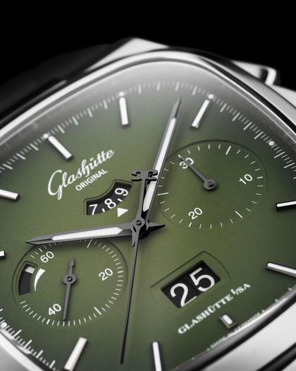 Glashütte Original Seventies Chronograph Panoramadatum Automatik Edelstahl 40mm Fab Green Metallband – Herrenuhren Chronograph aus Edelstahl. Das Gehäuse ist quadratisch und silber. Das Edelstahlarmband ist silber. Das Zifferblatt ist ein Index in grün. – Ansicht 5