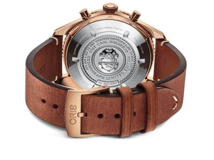 Oris Carl Brashear Chronograph Limited Edition – Herrenuhren Chronograph aus Bronze. Das Gehäuse ist rund und roségold. Das Lederarmband ist braun. Das Zifferblatt ist ein Index in blau. – Ansicht 2
