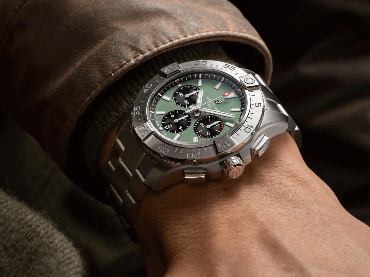Breitling Avenger B01 Chronograph 44 Automatik Edelstahl grünes Zifferblatt Metallband – Herrenuhren Chronograph aus Edelstahl. Das Gehäuse ist rund und silber. Das Edelstahlarmband ist silber. Das Zifferblatt ist ein Index in grün. – Ansicht 5