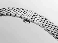 Longines La Grande Classique Quarz Edelstahl 29mm blaues Zifferblatt mit Diamanten Metallband – Damenuhren Uhr ohne Datum aus Edelstahl und PVD beschichtet. Das Gehäuse ist rund und silber. Das Edelstahlarmband ist silber. Das Zifferblatt ist ein Index in blau. – Ansicht 4
