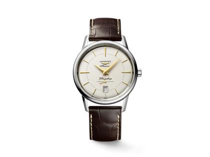 Longines Heritage Flagship Automatik Edelstahl 38,5mm beiges Zifferblatt braunes Zifferblatt – Herrenuhren Uhr mit Datum aus Edelstahl. Das Gehäuse ist rund und silber. Das Lederarmband Kroko / Alligator ist braun. Das Zifferblatt ist ein Index in weiß.
