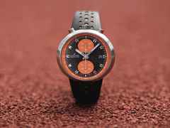 Junghans 1972 Competition Automatik Edelstahl 43mm graues Zifferblatt schwarzes Lederband – Herrenuhren Chronograph aus Edelstahl und Leder. Das Gehäuse ist rund und silber. Das Lederarmband ist schwarz. Das Zifferblatt ist ein Index in grau. – Ansicht 3