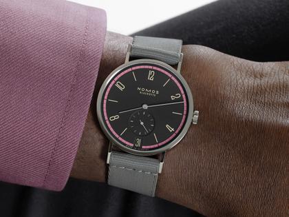 Nomos Glashütte Tangente 38 Datum "175 Years Watchmaking - Tiefseegrau" Handaufzug Edelstahl schwarzes Zifferblatt graues Textilband Glasboden – Herrenuhren Uhr mit Datum aus Edelstahl. Das Gehäuse ist rund und silber. Das Textilarmband ist grau. Das Zifferblatt ist arabisch Index und schwarz. – Ansicht 5
