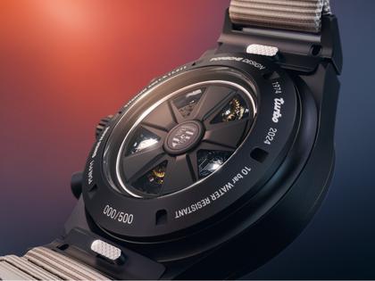 Porsche Design Chronograph 1 - 50 Jahre 911 Turbo Edition Automatik Titan 40mm schwarzes Zifferblatt Metallband und Textilband limitiert – Herrenuhren Chronograph aus Titan und Titancarbid beschichtet. Das Gehäuse ist rund und schwarz. Das Titanarmband ist schwarz. Das Zifferblatt ist arabisch Index und schwarz. – Ansicht 9