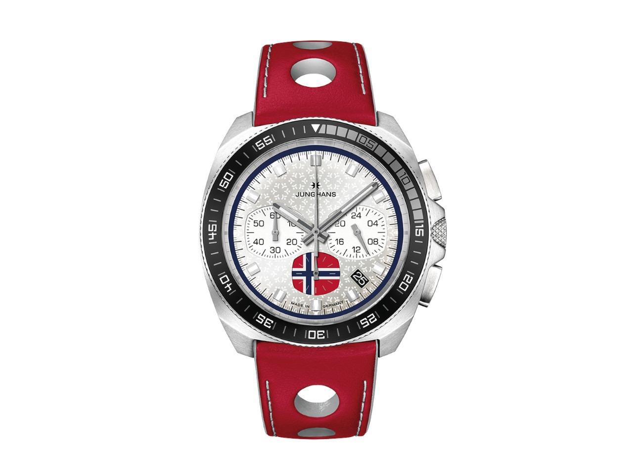 Junghans 1972 Chronoscope FIS Edition Trondheim 2025 Quarz Edelstahl 43mm silberweißes Zifferblatt blaues Lederband – Herrenuhren Chronograph aus Edelstahl. Das Gehäuse ist rund und silber. Das Lederarmband ist blau. Das Zifferblatt ist ein Index in weiß. – Ansicht 2
