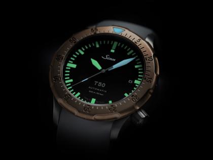 Sinn Spezialuhren T50 GBDR Automatik Titan 41mm schwarzes Zifferblatt Metallband – Herrenuhren Uhr mit Datum aus Bronze und Titan. Das Gehäuse ist rund und bronze. Das Titanarmband ist grau. Das Zifferblatt ist ein Index in schwarz. – Ansicht 4