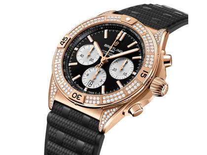 Breitling Chronomat B01 42 Automatik Rotgold schwarzes Zifferblatt mit Brillanten 1,30ct schwarzes Kautschukband – Herrenuhren Chronograph aus 750 Rotgold und Kautschuk. Das Gehäuse ist rund und roségold. Das Kautschuk / Kunststoff / Silikon Armband ist schwarz. Das Zifferblatt ist ein Index in schwarz. – Ansicht 2