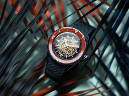 Rado Captain Cook High-Tech Ceramic Skeleton Limited Edition Orange Automatik Keramik 43mm skelettiertes Zifferblatt blaues Kautschukband – Herrenuhren Uhr ohne Datum aus Edelstahl, Kautschuk, Keramik, PVD beschichtet und Titan. Das Gehäuse ist rund und blau. Das Kautschuk / Kunststoff / Silikon Armband ist blau. Das Zifferblatt ist ein Index in grau. – Ansicht 5