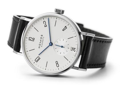 Nomos Glashütte Tangomat Datum Automatik Edelstahl 38mm weißes Zifferblatt schwarzes Lederband – Herrenuhren Uhr mit Datum aus Edelstahl und Leder. Das Gehäuse ist rund und silber. Das Lederarmband ist schwarz. Das Zifferblatt ist arabisch Index und weiß. – Ansicht 3