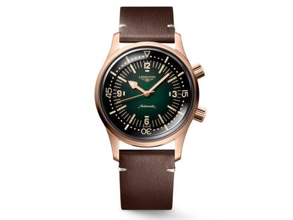 Longines Legend Diver Automatik Bronze 42mm grünes Zifferblatt braunes Lederband und grünes Natoband – Herrenuhren Uhr ohne Datum aus Bronze und Titan. Das Gehäuse ist rund und roségold. Das Lederarmband ist braun. Das Zifferblatt ist arabisch Index und grün.