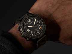 Garmin MARQ Commander Gen 3 Titan Schwarz-DLC 47mm digitales Display schwarzes Textilband – Herrenuhren Uhr Multifunktion aus DLC beschichtet, Keramik und Titan. Das Gehäuse ist rund und grau. Das Textilarmband ist schwarz. Der Zifferblatt ist digital. – Ansicht 8