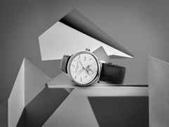 Frederique Constant Manufacture Slimline Moonphase Date Automatik Edelstahl 42mm silbernes Zifferblatt schwarzes Lederband limitiert – Herrenuhren Uhr mit Datum aus Edelstahl und Leder. Das Gehäuse ist rund und silber. Das Lederarmband Kroko / Alligator ist schwarz. Das Zifferblatt ist ein Index in silber. – Ansicht 4