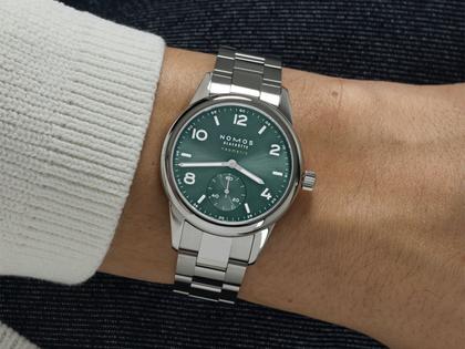 Nomos Glashütte Club Sport neomatik 37 Petrol Automatik Edelstahl grünes Zifferblatt Metallband Glasboden – Herrenuhren Uhr ohne Datum aus Edelstahl. Das Gehäuse ist rund und silber. Das Edelstahlarmband ist silber. Das Zifferblatt ist arabisch Index und grün. – Ansicht 7