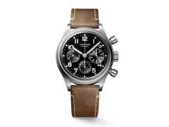 Longines Avigation Bigeye Automatik Titan 41mm schwarzes Zifferblatt graues Lederband – Herrenuhren Chronograph aus Edelstahl. Das Gehäuse ist rund und silber. Das Lederarmband ist braun. Das Zifferblatt ist arabisch und schwarz.
