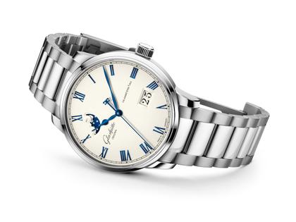 Glashütte Original Senator Excellence Panoramadatum Mondphase Automatik Edelstahl 40mm Frostsilber Zifferblatt Metallband – Herrenuhren Uhr mit Datum aus Edelstahl. Das Gehäuse ist rund und silber. Das Edelstahlarmband ist silber. Das Zifferblatt ist römisch und silber. – Ansicht 2